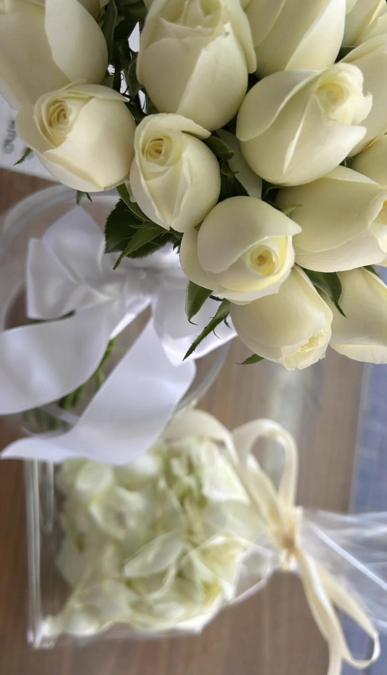 זר ורדים לבנים — FLOWER BOUTIQE אשדוד